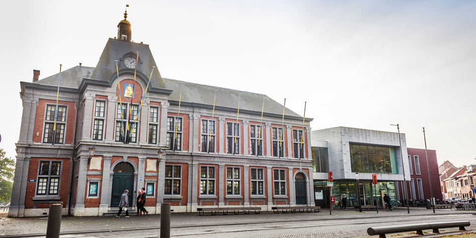 Archiefbeeld met vooraanzicht van het historische districtshuis (links) en het gemeenschapscentrum op de Bist in Wilrijk.